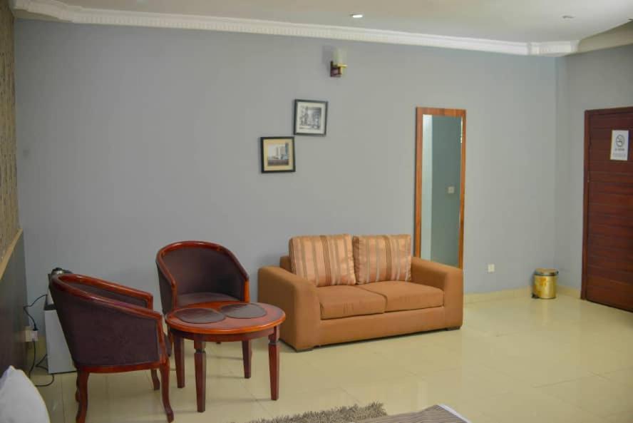 Fawzy Hotel Ibadan Exterior foto