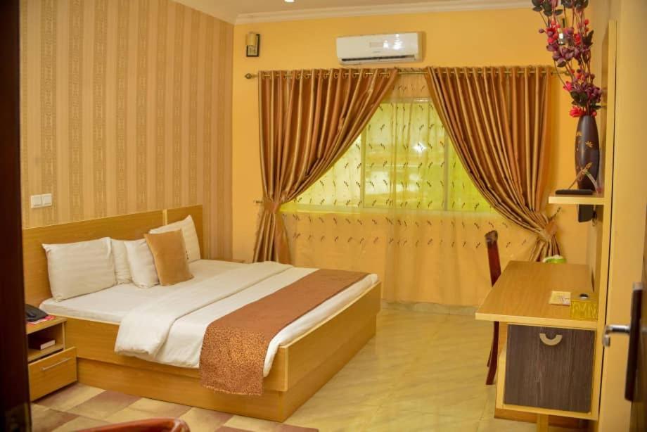Fawzy Hotel Ibadan Exterior foto